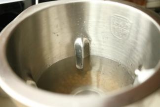 黄豆和大米洗净，放入醇浆机内。