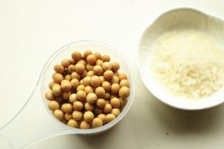 用醇浆机自带的量杯量取一杯黄豆。