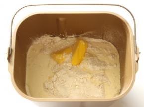 把食材一同放入面包桶，酵母和白砂糖对角放。