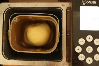 面包用的液体还需根据自家的面粉吸水性适当调整液体用量，