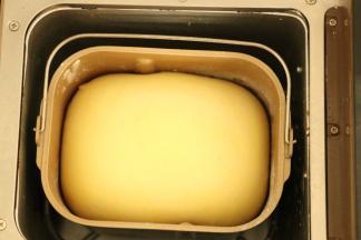 这是刚烤好的面包，因为我倒的时候没有抓住提手，面包被提手勒出条线，哈哈哈，但味道是不变的，非常软香！好吃！