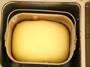 这是刚烤好的面包，因为我倒的时候没有抓住提手，面包被提手勒出条线，哈哈哈，但味道是不变的，非常软香！好吃！