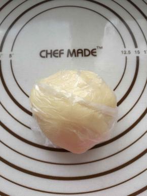 把油酥的材料混合均匀，装袋备用，家里热的放冰箱