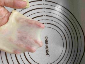 油皮的材料混合，揉至扩展阶段，装袋放冰箱醒30分钟