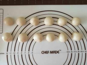 醒好的油皮跟油酥平均分成12份