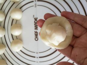 用油皮把油酥包好，捏紧收口，酥皮就做好了