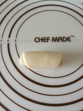 从上至下卷成卷，盖保鲜膜，醒20分钟