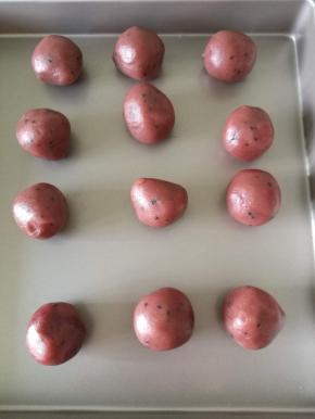 这时候我们来做馅料，把馅料的材料混合均匀，平均分成12份，盖保鲜膜