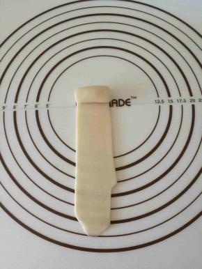 醒好的酥皮竖向擀成长条，从上往下卷起醒20分钟