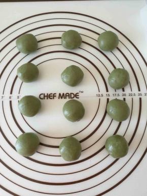 抹茶油皮分成12份，醒20分钟