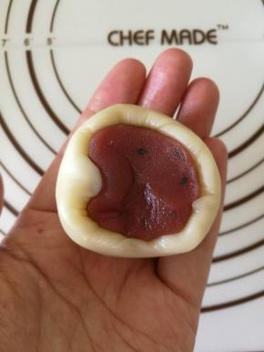 包上豆沙馅，做成西瓜果肉