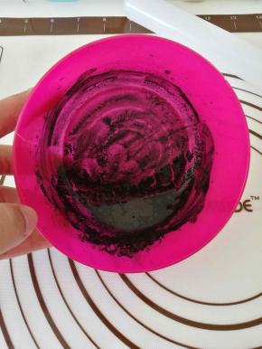 竹炭粉加少量水，调匀，水不要加多了，大概一比一的比例就好