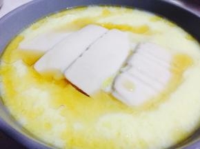 蒸好的蛋羹嫩滑细腻，表面淋一勺油