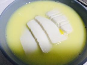然后豆腐摆入碗中，将蛋液倒入