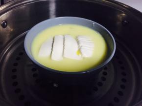 加盖子上锅蒸，大火20分钟左右。具体时间视鸡蛋羹的成熟度调整