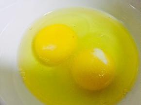 鸡蛋打入碗里，加入少许盐