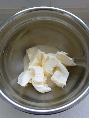 把芝士内馅的材料放入料理盆中，隔水加热