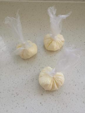 用食品袋裁成合适大小，每个食品袋中装10克提拉米苏馅，我是把馅料装到裱花袋里挤出来的，这样比较好分，把分好的馅料放入冰箱冷藏2-3个小时，变硬即可