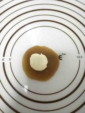 提拉米苏馅平均分成20份，每份20克，把冷藏好的芝士馅，用提拉米苏馅包好，放冰箱冷藏备用