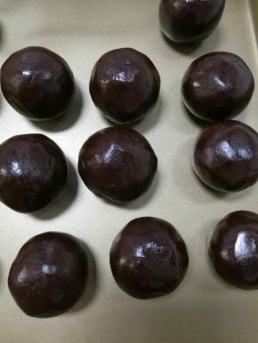 把饼皮分成20份，每份20克，取出包好的提拉米苏芝士馅，用饼皮包好