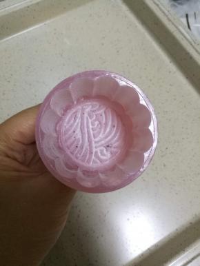 模具中洒粉，轻震模具去掉多余的粉