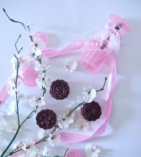 出炉，刚烤出来的月饼很硬，放凉用密封盒装好，等回油就会变软​​​