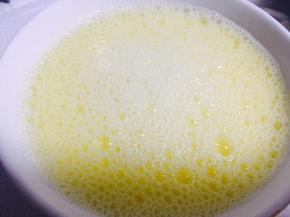 打散后，把浮沫撇掉