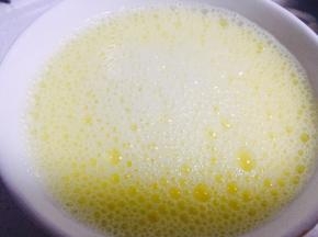 打散后，把浮沫撇掉