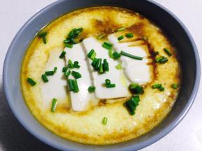 淋一勺酱油，晃动均匀，然后撒适量葱花装饰