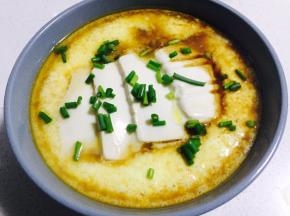 淋一勺酱油，晃动均匀，然后撒适量葱花装饰