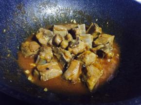 煮至汤汁减少，如图，加入适量盐、糖、鸡精，酱油、醋