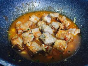 加入适量清水大火烧开，转中火炖煮