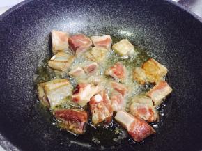 烧一锅热油，放入腌好的排骨炸至金黄