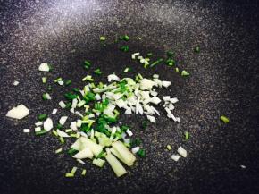 锅内下葱姜蒜爆香