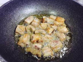 两面都炸好捞出备用