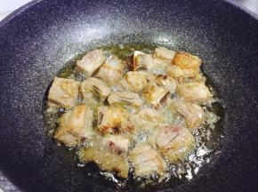 两面都炸好捞出备用