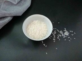 把大米洗净，浸泡一个小时。