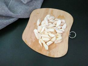 山药去皮切块，(去皮的时候带上手套，防止手痒。