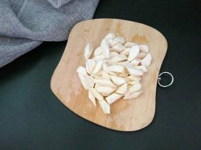 山药去皮切块，(去皮的时候带上手套，防止手痒。