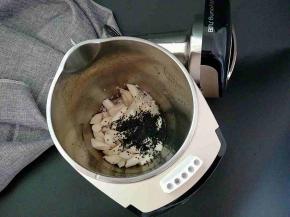 山药，大米，芝麻放入豆浆机中。