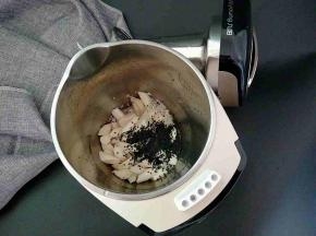 山药，大米，芝麻放入豆浆机中。