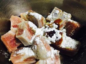 排骨洗净，加入盐、鸡粉、料酒、蚝油、姜末、淀粉，拌匀，腌制半小时以上