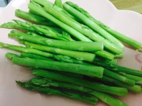 芦笋洗净切段