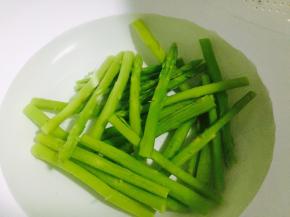 捞出迅速过冷水降温，然后备用