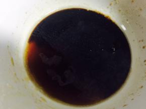 盐、酱油、蚝油、糖、鸡精、蒜末、干辣椒碎，混合均匀，加适量清水调成味汁