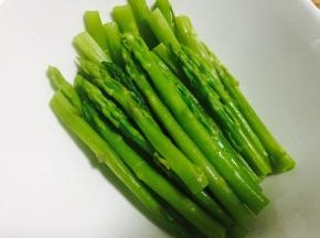 把冷却的芦笋码放在盘中