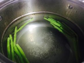 锅中清水烧热，下芦笋绰烫