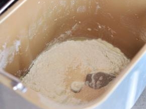 将主料里的食材，全部放入面包机中。