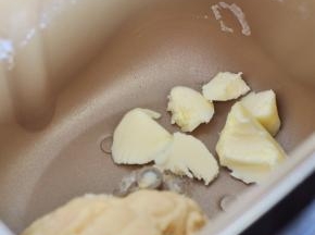 使用和面程序，面成团后，加入黄油，揉至光滑。