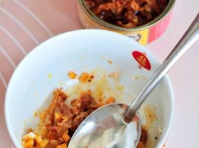 将杏鲍菇切粒，与麻辣贝裙罐头混合。